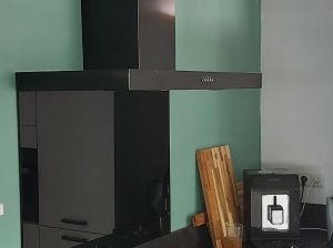 Keukenachterwand van gekleurd gelakt glas