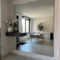 Grote spiegel aan de wand geplakt